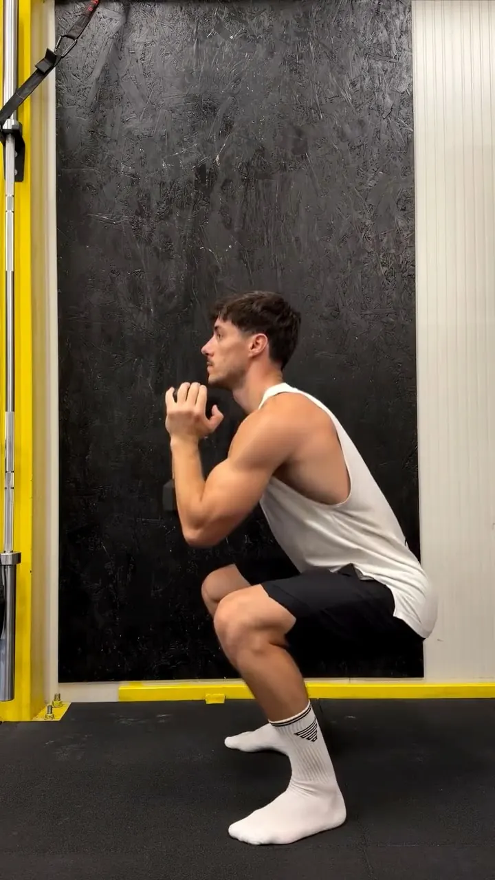 Squat a corpo libero durante un allenamento per il dimagrimento